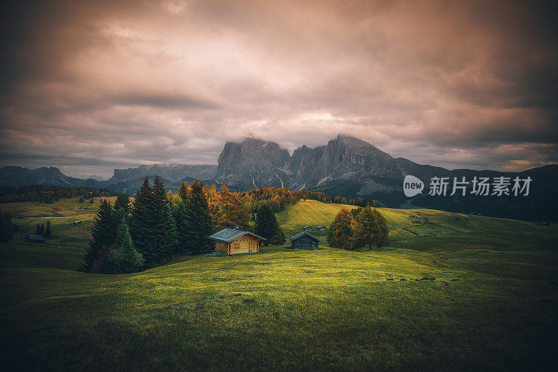 秋天日落在Alpe di Siusi - Seiser Alm, Dolomites南蒂罗尔，意大利库存照片